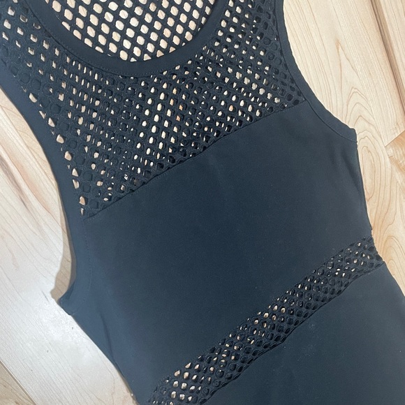 Black fitted dress with cutouts for an attractive style & fit. Garage, size XS - Picture 3 of 8